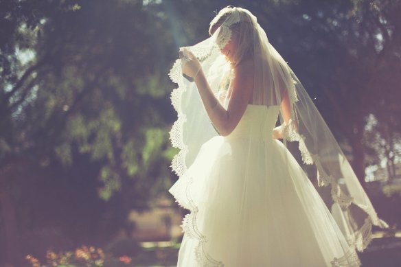 Las novias se visten de blanco como símbolo de virginidad y "pureza"